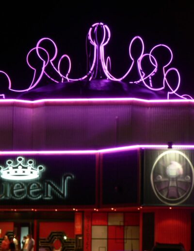 Discoteca Queen luces de neón fabricación e instalación en cúpula por Grupo Iber ABBL Integral